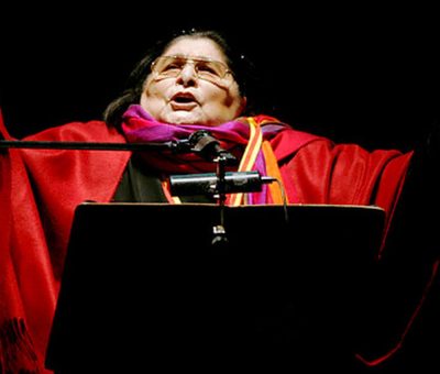 Mercedes Sosa et al. looking at a laptop